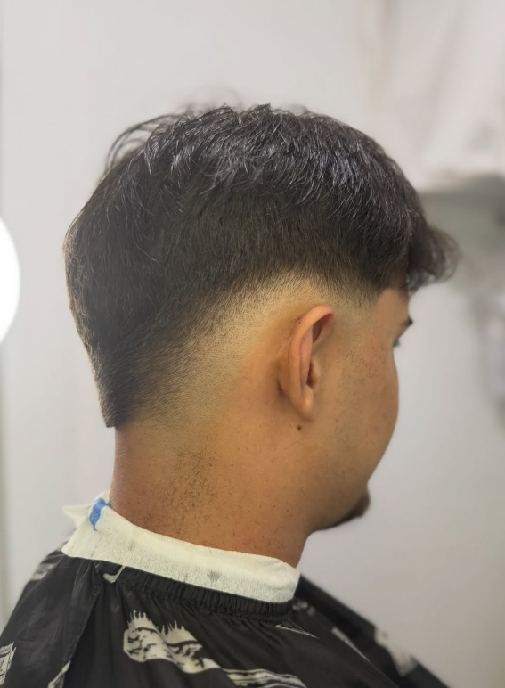 Sauberer Taper Fade mit Textur oben – Fresh Fadez Rothenburg