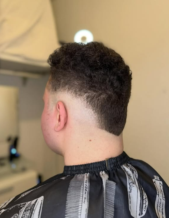 Curly Taper mit Burst Fade – Herrenfriseur Luzern